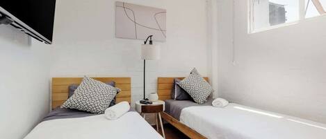 1 habitación, tabla de planchar con plancha, wifi y ropa de cama