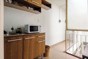 Microwave, coffee/tea maker, electric kettle, cookware/dishes/utensils - Private Room | Heart of Polanco (Mexico City)