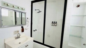 Douche, sèche-cheveux, shampoing
