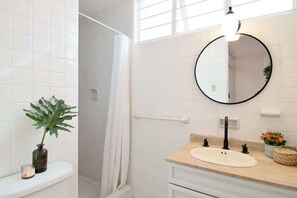 Shower, hair dryer, towels, shampoo - Two-Level PH | Polanco · Near Masaryk · 4BR (Mexico City)