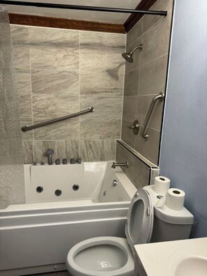 Towels, soap, toilet paper - Studio with jacuzzi near Boardwalk in Myrtle Beach (Myrtle Beach)