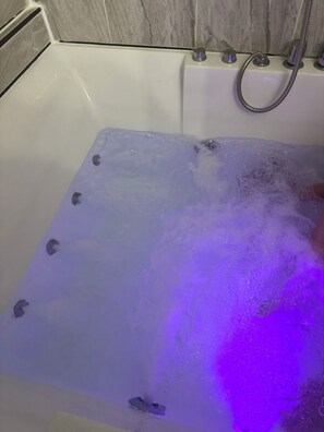 Towels, soap, toilet paper - Studio with jacuzzi near Boardwalk in Myrtle Beach (Myrtle Beach)