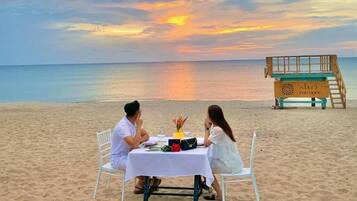 Family Room, Balcony, Courtyard View | Beach