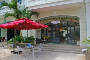 รับประทานอาหารกลางแจ้ง