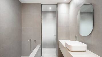 Standard- Styler | Bathroom | Separate tub and shower, hydromassage showerhead, free toiletries