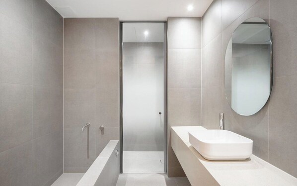 Camera Standard (Styler) | Bagno | Vasca e doccia separate, doccia idromassaggio, set di cortesia gratuito