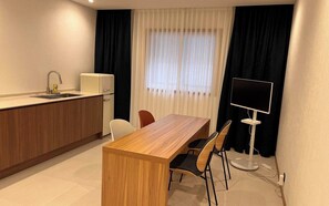 Quarto casal luxo | Cofres nos quartos, escrivaninha, espaço de trabalho para notebook