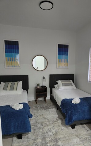 5 habitaciones, tabla de planchar con plancha, wifi y ropa de cama 