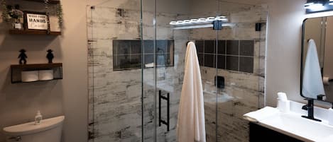 Douche, sĂšche-cheveux, serviettes fournies, savon