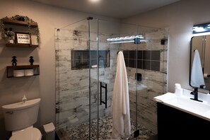 Shower, hair dryer, towels, soap - Boerne Birdie Ranch - Golf Simulator Inside (Boerne)