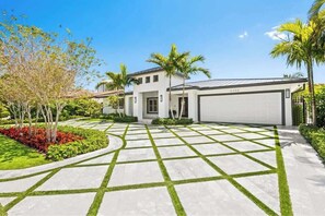 Property grounds - Coral Hall – Where the intracoastal meets luxury (Fort Lauderdale)