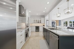 Fridge, microwave, oven, stovetop - Coral Hall – Where the intracoastal meets luxury (Fort Lauderdale)