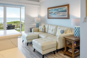 Living area - Direct Ocean-Front Luxury Town-home - Unobstructed Views (Melbourne Beach)