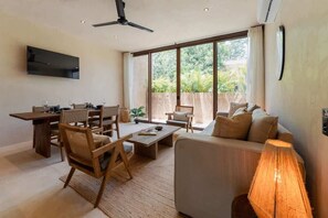 TV - 2BR Jungle Retreat with Plunge Pool & Rooftop (Tulum)