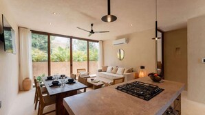 Eine moderne Küche mit Kochinsel, Essbereich und Deckenventilator.