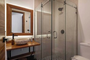 Douche, sèche-cheveux, serviettes fournies, shampoing