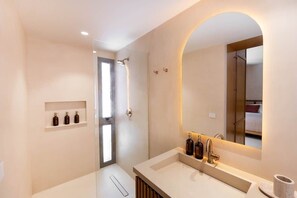 Doccia, asciugacapelli, asciugamani, shampoo