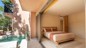 Ein Schlafzimmer mit Bett, Blick auf einen Pool und einem Balkon.