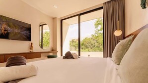 Ein Hotelzimmer mit einem großen Bett, einem flachbildfernseher an der Wand, einem großen Fenster mit Blick auf Grünflächen und einer Glastür.