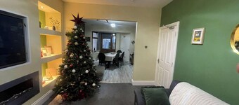 House Sleeps 9 with Garden and Parking