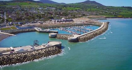 4 Bed House - Sleeps 8 - Pets - Parking - Wifi