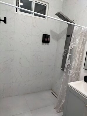 Shower, towels, soap, toilet paper - Apartment/Loft Downtown Monterrey close to Fundidora, Cintermex and Barrio Antiguo (Monterrey)