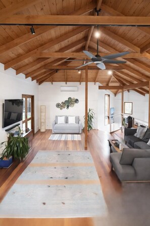 Living area - Macmasters Beach Coastal 3 bedroom Retreat with filtered ocean views (MacMasters Beach)