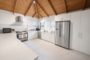 Private kitchen - Macmasters Beach Coastal 3 bedroom Retreat with filtered ocean views (MacMasters Beach)