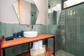 Shower, hair dryer, towels, shampoo - Deluxe 2-Bed In Granada Gastronomic District | 102 (Cali)