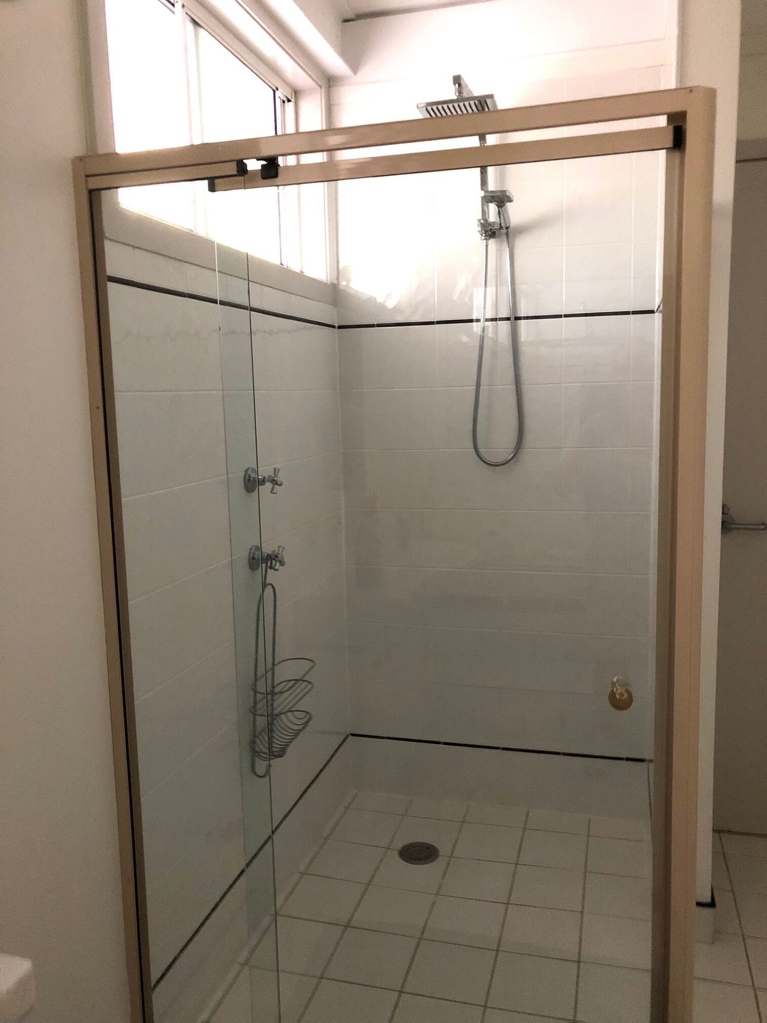 Toallas, jabón, papel de baño 