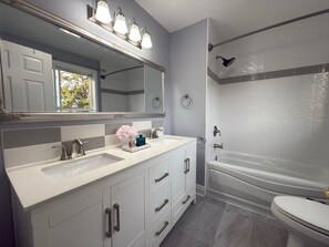 Hair dryer, towels, soap, toilet paper - Cozy 5 Bedroom 3 Bath. Minutes from 401 (Oshawa)