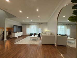 Living area - Cozy 5 Bedroom 3 Bath. Minutes from 401 (Oshawa)