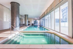 Innendørsbasseng og utendørsbasseng