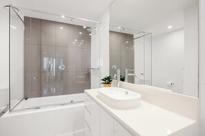 Shower, hair dryer, towels, soap - H Residences Ocean & River Views (Surfers Paradise)