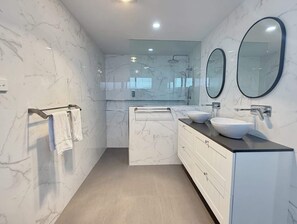 Dusche, Haartrockner, Handtücher, Shampoo