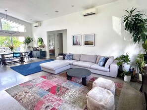 Living area - Lake View Spacious 4-bedroom house in Aventura (Miami)