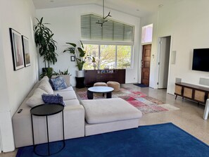 Living area - Lake View Spacious 4-bedroom house in Aventura (Miami)