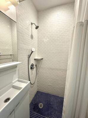 Shower, towels, soap, toilet paper - Lake View Spacious 4-bedroom house in Aventura (Miami)