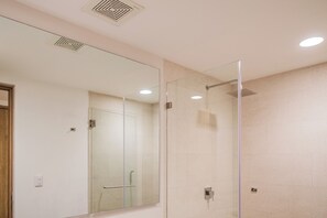 Asciugacapelli, asciugamani, sapone, carta igienica