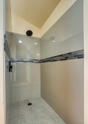 Dusche, Bidet, Handtücher, Seife