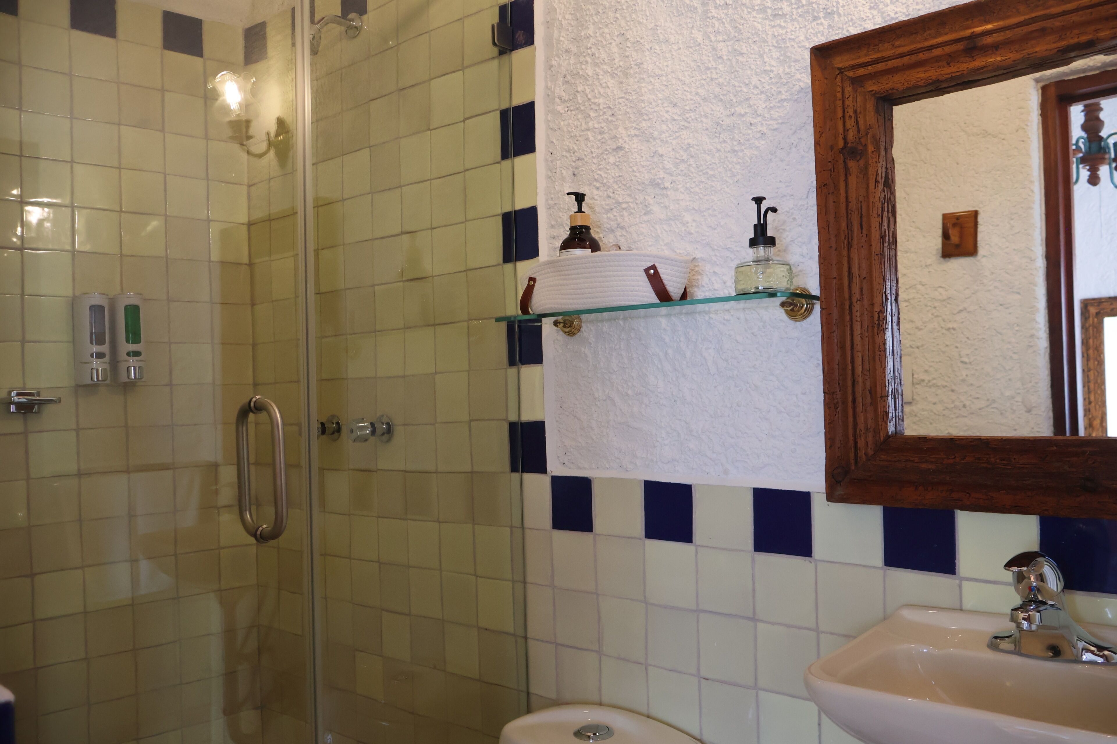 Sèche-cheveux, serviettes fournies, savon, papier toilette
