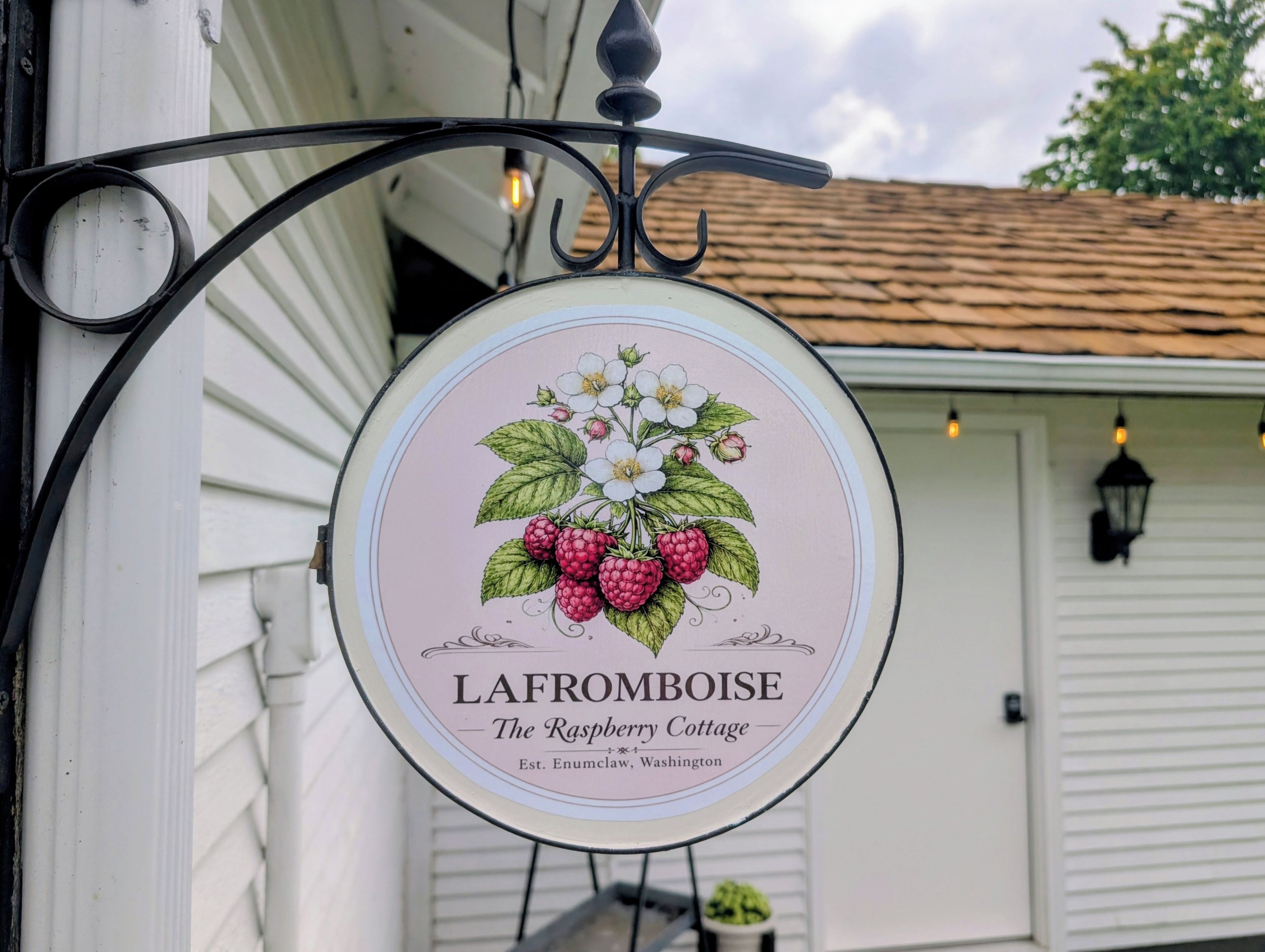 Placa com o nome 'Lafromboise The Raspberry Cottage' e ilustração de frutas.