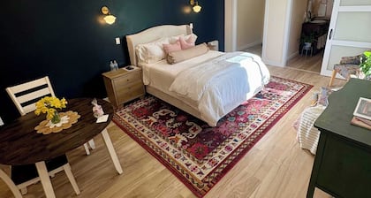 Newly Renovated!! Be the first to stay at The Raspberry Cottage!