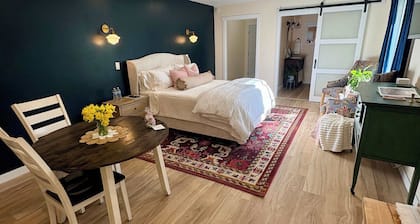 Newly Renovated!! Be the first to stay at The Raspberry Cottage!