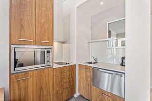 Microwave, stovetop, dishwasher, electric kettle - Bright Apartment Near Surfers Paradise Beach (Surfers Paradise)
