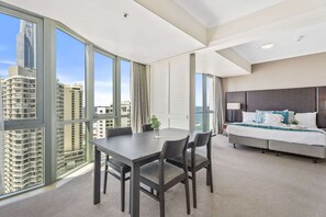 Interior - Bright Apartment Near Surfers Paradise Beach (Surfers Paradise)