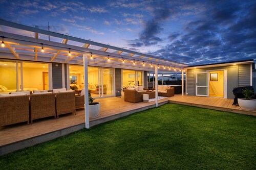 Lake Maraetai Escape with hot tub and outdoor living