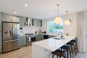 Private kitchen - Lake Maraetai Escape with hot tub and outdoor living (Mangakino)