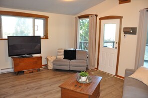 Living area - Riverside Forest Cabin Retreat – Peaceful Escape Near FIFA World Cup Action (Langley Township)