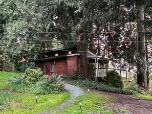 Exterior - Riverside Forest Cabin Retreat – Peaceful Escape Near FIFA World Cup Action (Langley Township)